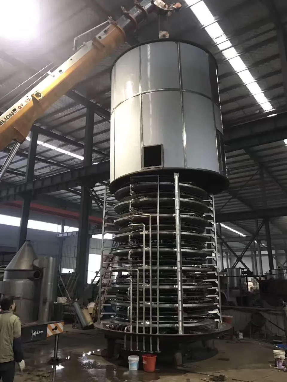 用于连续传导干燥的立式盘式真空干燥机